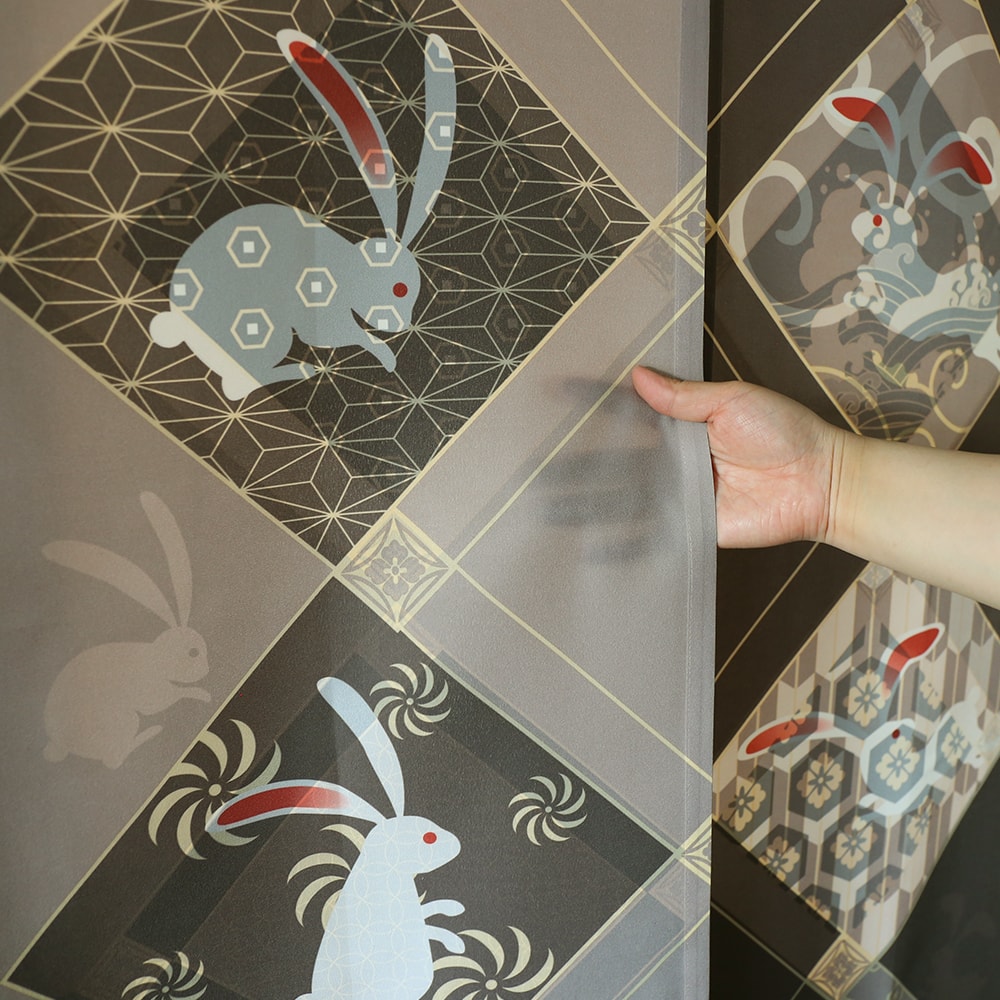 のれん ウォッシャブル  表と裏で違う柄を見せてくれる、Wプリント加工のこだわりのれん ＜七福うさぎ ブラウンベージュ ＞03