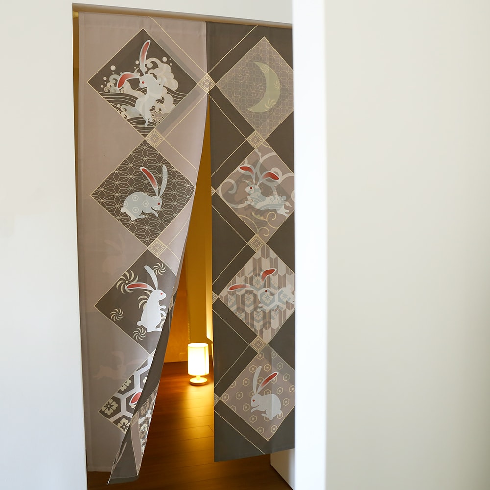 のれん ウォッシャブル  表と裏で違う柄を見せてくれる、Wプリント加工のこだわりのれん ＜七福うさぎ ブラウンベージュ ＞04