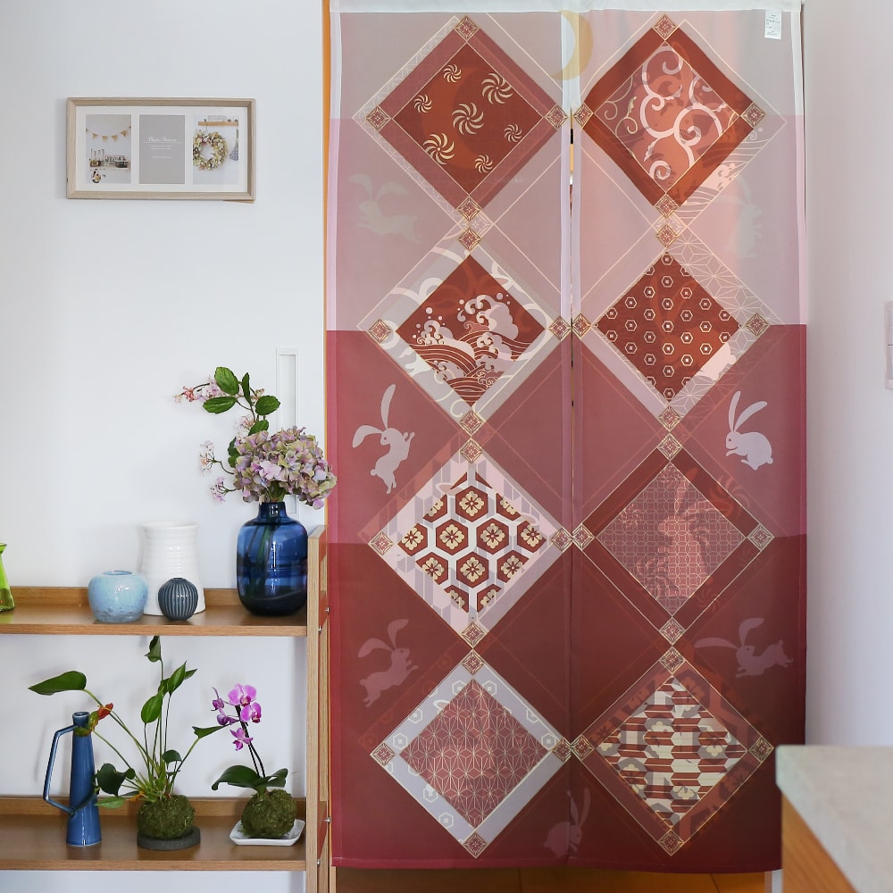 のれん ウォッシャブル  表と裏で違う柄を見せてくれる、Wプリント加工のこだわりのれん ＜七福うさぎ レッド ＞02