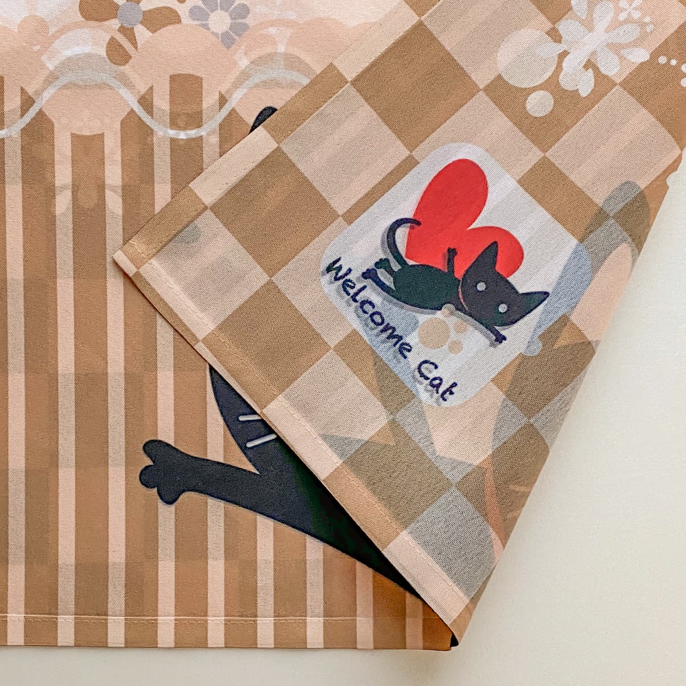 のれん ウォッシャブル  表と裏で違う柄を見せてくれる、Wプリント加工のこだわりのれん ＜welcome cats＞05