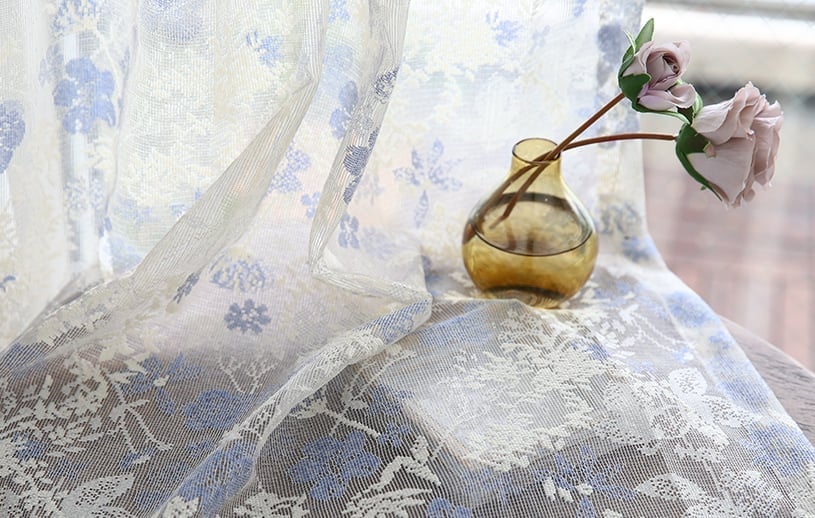 花柄 UVカットレースカーテン ボタニカルフラワー柄が浮かび上がりロマンティックなムードのお部屋に ＜フォグレース ブルー＞