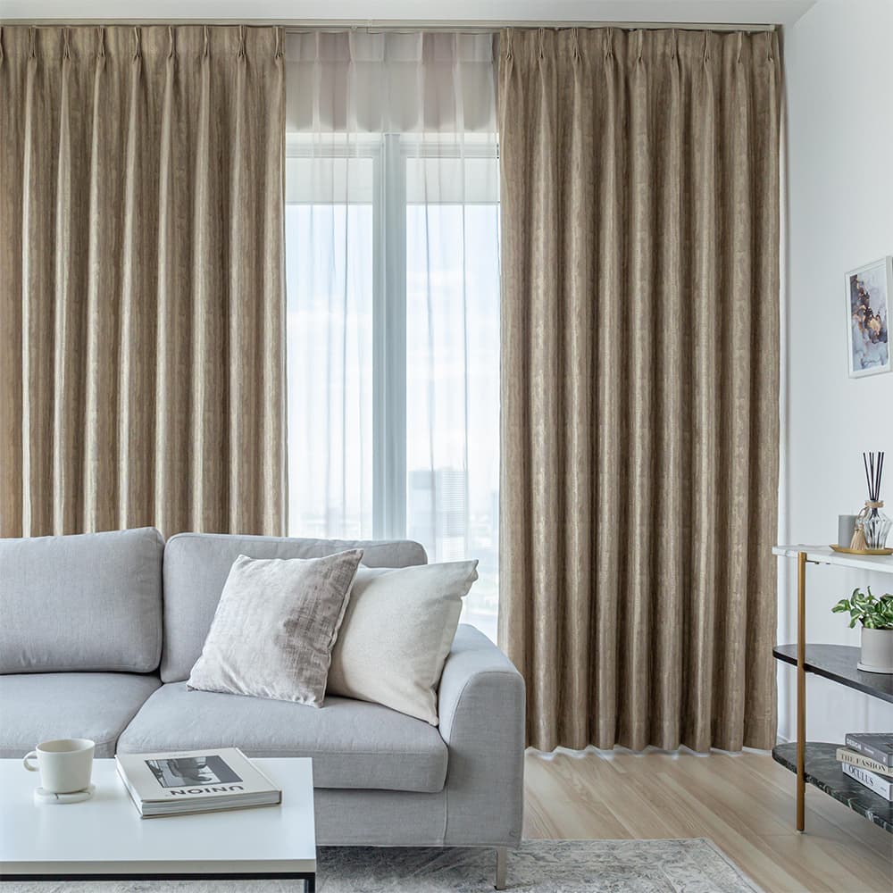 重厚感を際立たせるドレープカーテン