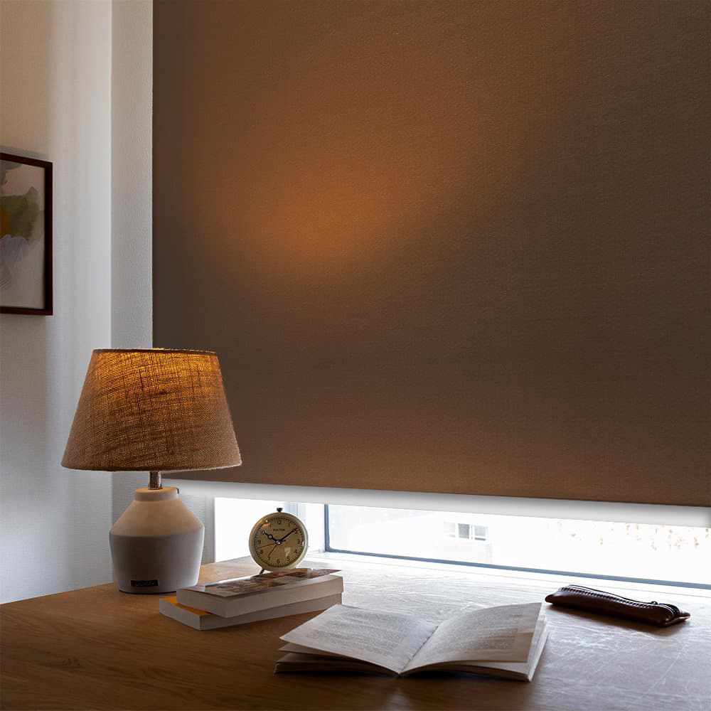 外からの光を遮断するブラウンカラーのロールスクリーン