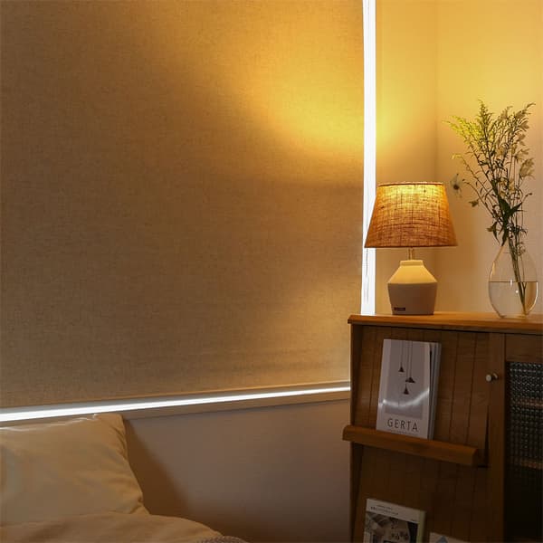 リネン混の生地を使用した完全遮光のつっぱり式ロールスクリーン「リネリ遮光 ナチュラル」