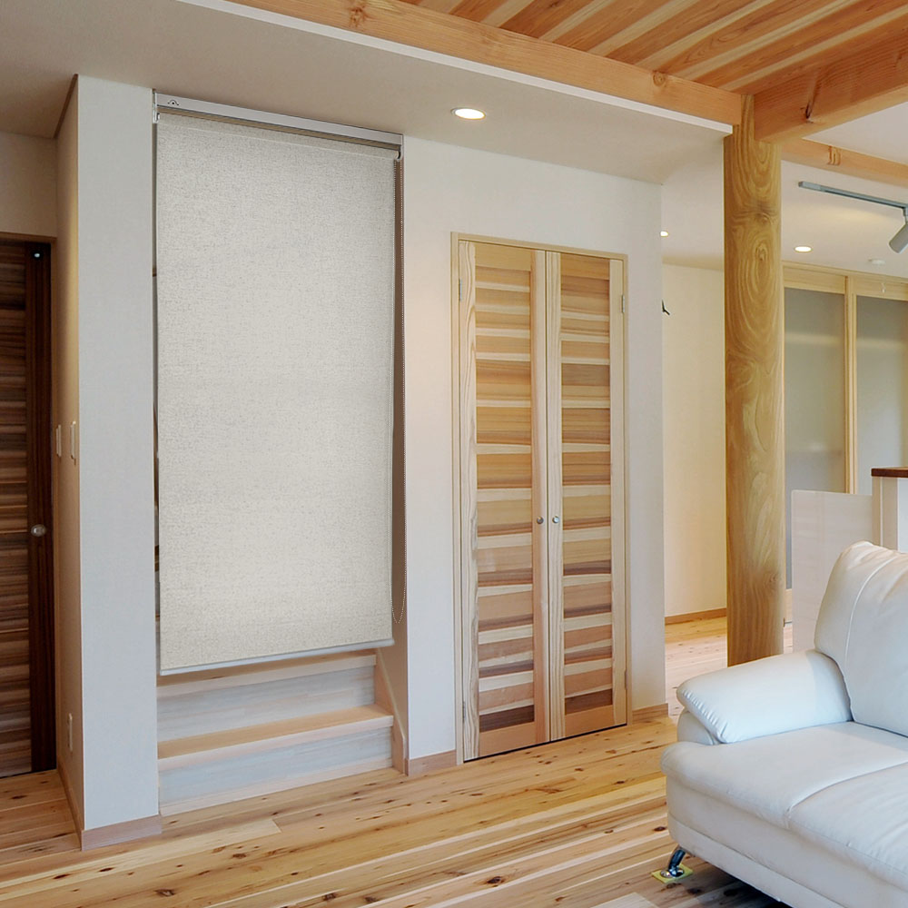 リビング階段の間仕切りにつっぱりロールスクリーンを使用