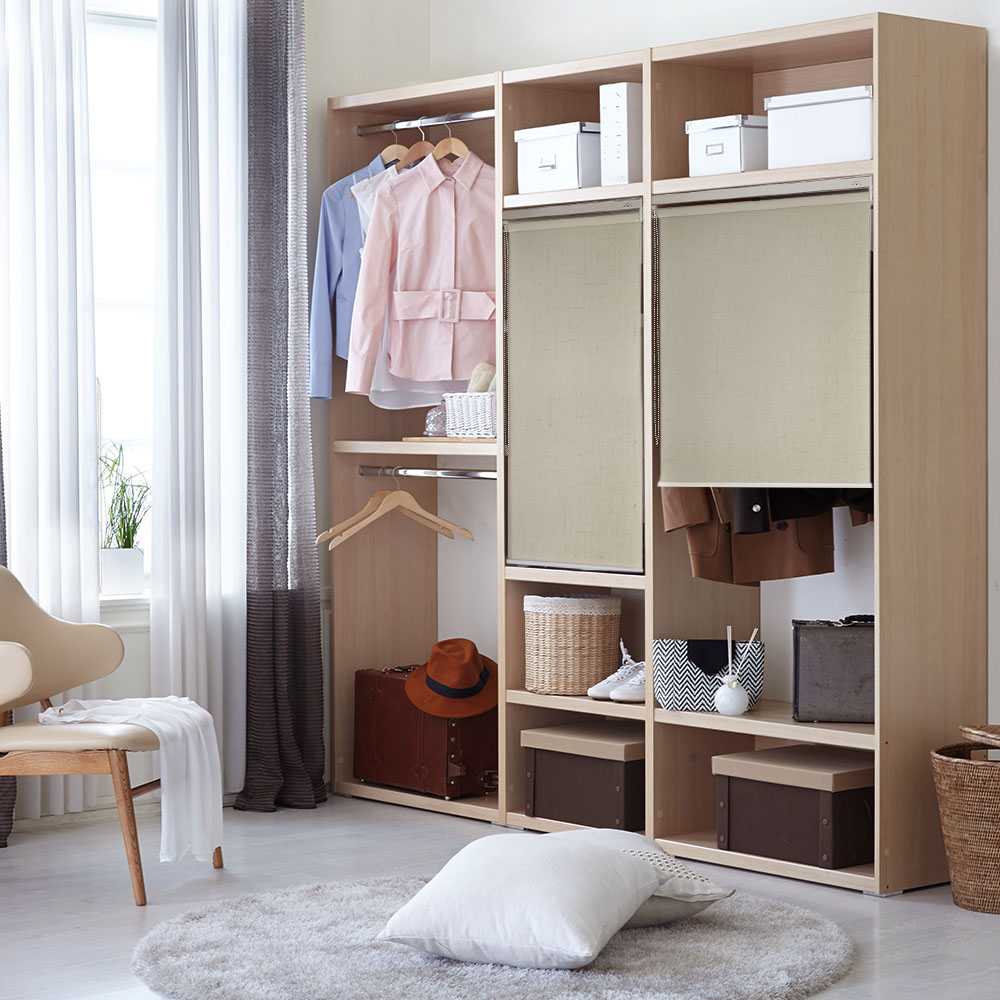 来客時だけの仕切りにつっぱりロールスクリーンを使用