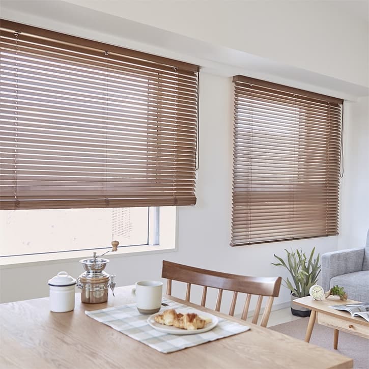 リビングに設置された2台のウッドブラインド