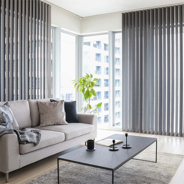 タワーマンションに設置されたグレーのバーチカルブラインド