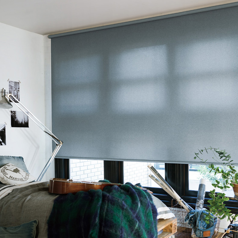 窓が大きい部屋に設置された巨大なロールスクリーン