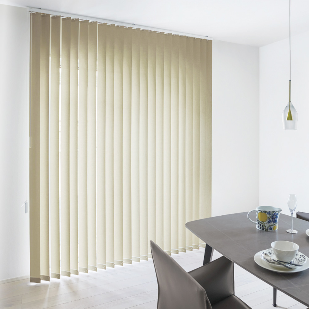 ほのかな光沢感と大人っぽいカラーで<br>
上質感のある雰囲気を演出する<br>バーチカルブラインド