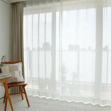 色味によって変化する室内からの見え方の比較。ホワイトのミラーレースカーテンの場合